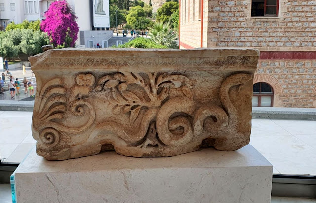 Αρχιτεκτονικό μέλος με ανάγλυφα σύμβολα της θεάς Αθηνάς