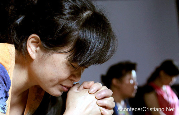 Mujer cristiana china orando