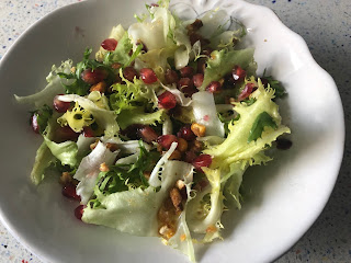 Ensalada de escarola, granada y kikos