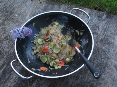 Glasnudeln mit Gemüse und Blüten