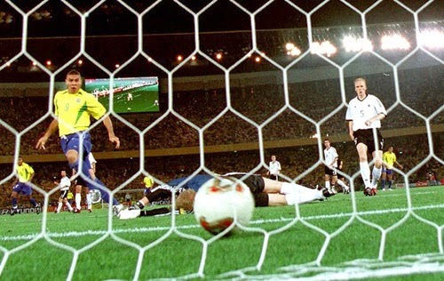 Gol de Ronaldo depois de Oliver Kahn soltar o rebote.