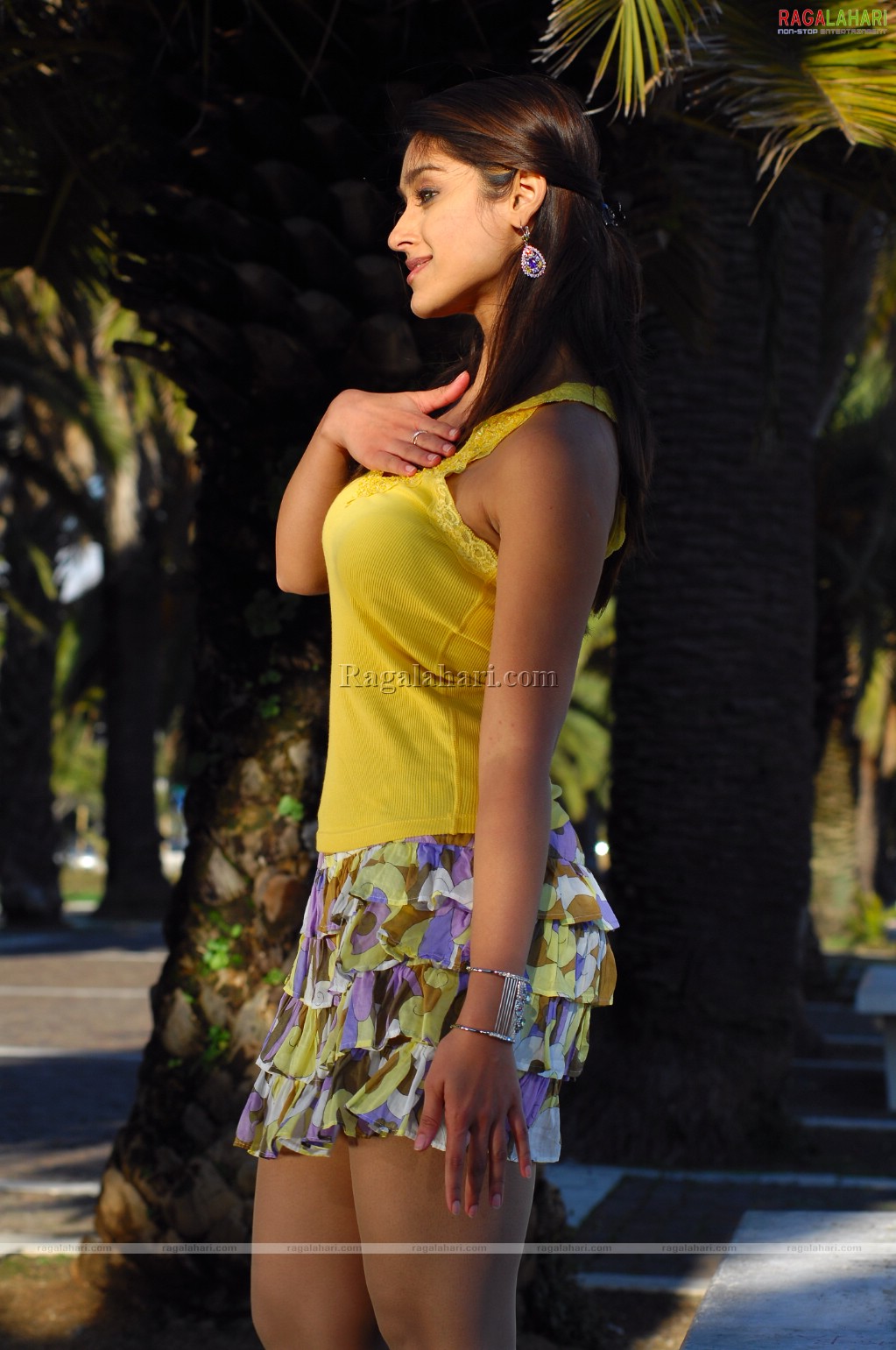 [Cute Actress ILEANA Pictures in Short Skirt]