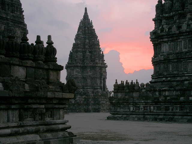  Candi Prambanan di sore hari