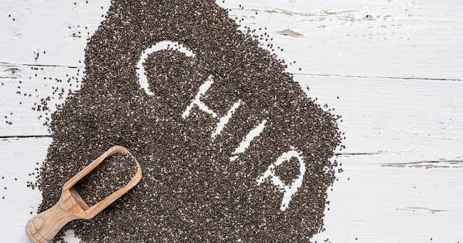চিয়া সিড ( Chia Seeds ) খাওয়ার নিয়ম ও উপকারিতা   সাইজে ছোট হলেও স্বাস্থ্যকর এবং পুষ্টিসমৃদ্ধ খাবারের তালিকায় প্রথম দিকের অবস্থান কিন্তু ঠিকই দখল করে আছে এই চিয়া সিড।  ব্যাপক পুষ্টিসমৃদ্ধ খাবার এই 'চিয়া সিড' আপনার নিত্যদিনের খাবার তালিকায় যেন সহজেই রাখা যায় তাই আপনাদের জন্য আমাদের এবারের আয়োজন। আমরা চাই সবার জন্য এরকম সুপারফুড গুলোকে সহজলভ্য করতে।  চিয়া সিড খাবার উপকারিতা - ওজন কমায় । এনার্জি এবং স্টামিনা বাড়ায়। ইমিউন সিস্টেম স্ট্রং করে। ব্লাড সুগার লেভেল নরমাল রাখে। ব্লাড প্রেসার ও কোলেস্ট্রল কমায়। ডায়াবেটিস নিয়ন্ত্রণে রাখে। ঠিক সময়ে এবং পরিপূর্ণভাবে ঘুম হতে সাহায্য করে। হজমে সাহায্য করে। চিয়া সিড বা চিয়া বীজ হল সবচেয়ে পুষ্টিকর খাবারের মধ্যে এবং সাস্থ্যকর খাবারের মধ্যে একটি । শরির আর মস্তিষ্কের জন্য খুবই উপকারি পুষ্টি দিয়ে ভর্তি চিয়া সিড ।  এই ঊদ্ভিদ প্রাকৃতিক ভাবে দক্ষিন আমেরিকাতে উৎপাদন হয়।সাধারণত পুষ্টিগুণে ঠাসা উদ্ভিজ্জ খাদ্য বস্তু যেগুলো আমাদের স্বাস্থ্যের জন্য খুবই উপযোগী, তাদের বলা হয় SUPERFOOD। চিয়া বীজ হল এমনি একটি SUPERFOOD,যা বর্তমানে খুবই জনপ্রিয় হয়ে উঠেছে।  চিয়া বীজ কি?  আসলে চিয়া বীজের জন্ম সুদূর মেক্সিকোতে। স্থানীয় “Salvia hispanica” নামক প্রজাতির গাছের বীজ এটি, তাই এর কোনও বাংলা নাম নেই, এটি চিয়া বীজ নামেই প্রচলিত। ছোট, সাদা, ধূসর, বাদামী ও কালো রঙের এই বীজটি পুষ্টিগুণে ভরপুর এবং এর অনেক উপকারিতা আছে।  চিয়া বীজের পুষ্টিগুণ:  এতে রয়েছে ওমেগা-৩ জাতীয় ফ্যাটি অ্যাসিড যে কারণে এটি হার্টের পক্ষে খুব ভালো। এটি আমাদের রক্তে HDL cholesterol বাড়ায় যা শরীরের জন্য ভালো। এছাড়াও প্রচুর পরিমাণে রয়েছে প্রোটিন ও ফাইবার। রয়েছে আয়রন এবং ক্যালসিয়ামও।  এক আউন্স বা ৩০ গ্রাম (প্রায়) চিয়া বীজে রয়েছে প্রায় ৬ গ্রাম প্রোটিন, ৮.৫ গ্রাম ফ্যাট, ১১ গ্রাম ফাইবার, ১৩ গ্রাম কার্বোহাইড্রেট (যার মধ্যে ১১ গ্রাম হল ফাইবার)।  দৈনিক এক আউন্স চিয়া বীজ খেলে ১৮% কালসিয়ামের চাহিদা, ২৭% ফসফরাসের চাহিদা এবং ৩০% ম্যাঙ্গানিজের চাহিদা পূরণ হতে পারে। বেশীরভাগ ক্ষেত্রেই আমরা এই গুরুত্বপূর্ণ পুষ্টি উপাদান গুলি পর্যাপ্ত পরিমাণে খাই না, সেক্ষেত্রে এই চিয়া বীজ খুবই উপকারী।  সুপারফুড চিয়া সীড (Chia Seed)  সুপার ফুড কি? সাধারণত পুষ্টিগুণে ঠাসা উদ্ভিজ্জ খাদ্য বস্তু যেগুলো আমাদের স্বাস্থ্যের জন্য খুবই উপযোগী, তাদের বলা হয় সুপার ফুড । প্রাচীনকালের ইতিহাসে চিয়া সিড প্রধান খাদ্য হিসাবে জায়গা পেলেও খুব অল্প কিছুদিন হল চিয়া সিড আধুনিককালের ‘সুপার ফুড’ পরিচিতি পেয়েছে। গত কয়েক বছরে এর জনপ্রিয়তা তুঙ্গে উঠেছে। এখন সারা পৃথিবীরই স্বাস্থ্য সচেতন মানুষরা এটা খাচ্ছেন।  চিয়া সীড বর্তমান সময়ে পৃথিবীর সুপার ফুড গুলোর মধ্যে অন্যতম।  Chia seed মানে কী ? অতীতে অ্যাজটেক ও মায়া সভ্যতার গুরুত্বপূর্ণ খাবার ছিলো চিয়া সিড। তারা একে এর দীর্ঘস্থায়ী শারীরিক শক্তিদানের ক্ষমতার জন্য খুব মূল্য দিত। আসলে, প্রাচীন মায়া ভাষায় ‘চিয়া’ মানে ‘শক্তি’।  চিয়া সীডের উৎপত্তি মূলত চিয়া সীড একধরনের শস্য দানা। চিয়া সীডের আদি নিবাস মেক্সিকোতে হলেও ক্যালিফোর্নিয়া এবং ব্রিটেনে এটি বেশ জনপ্রিয়। মরুভূমির সালভিয়া হপ্পনিকা ( এটা উদ্ভিদ শ্রেনীর নাম) শ্রেণীর উদ্ভিদ থেকে চিয়া সীড এসেছে।  চিয়া সীডের স্বাদ চিয়া সীডের স্বাদ অনেকটা পুদিনা পাতার কাছাকাছি। চিয়া সীড দুই ধরনের হয়ে থাকে। একটি কালো বর্ণের অন্যটি শ্বেত বর্ণের। ছোট আকৃতির এই বীজটির খাদ্যমান বেশ উচ্চমাত্রার।  চলুন তবে এই সুপার ফুডটির (Chia seed) উপকারিতা সম্পর্কে জেনে নেয়া যাক। ১) চিয়া সীডে রয়েছে উচ্চমাএার এন্টিঅক্সিডেন্ট এন্টিঅক্সিডেন্ট ত্বক ও দেহের অভ্যন্তরীণ কোষ রক্ষণাবেক্ষণে বেশ উপকারি ৷ চিয়া সীডে থাকা এন্টিঅক্সিডেন্ট আমাদের ত্বকের স্পর্শকাতর ফ্যাট রক্ষা করে। তাছাড়া ত্বকে বলিরেখা পড়া রোধ এবং কোষ গুলোকে ক্ষতির হাত থেকে রক্ষা করে।  ২) চিয়া সীডে রয়েছে উচ্চমাত্রার প্রোটিন প্রোটিন আমাদের দেহের জন্য অত্যন্ত উপকারি। তবে বর্তমানে অধিক প্রোটিন গ্রহণ দেহের ক্ষতির কারণ হয়ে দাড়ায়। চিয়া সীড সেক্ষেত্রে আপনার জন্য বেশ উপযোগী একটি খাবার ৷ প্রতিদিন ১ আউন্স অর্থাৎ ২৮ গ্রাম চিয়া সীড থেকে ৪ গ্রাম প্রোটিন পাওয়া যায়। যাদের প্রোটিন গ্রহণে সমস্যা রয়েছে বা যারা নিরামিষ ভোজী, তারা খুব সহজে চিয়া সীড নিয়মিত গ্রহনের মাধ্যমে প্রোটিন পেয়ে যাবেন।  ৩) উচ্চমাত্রার ওমেগা-৩ ফ্যাটি এসিড রয়েছে চিয়া সীডে তিসির বীজের মতো চিয়া সীড ওমেগা-৩ ফ্যাটি এসিড সমৃদ্ধ। এক গবেষণায় দেখা গেছে স্যালমন মাছের চেয়ে বেশি ওমেগা -৩ ফ্যাটি এসিড পাওয়া যায় চিয়া সীডে। ওমেগা -৩ ফ্যাটি এসিডের সবচেয়ে গুরুত্বপূর্ণ উপাদান হলো ALA( alpha linolenic acid) যা হার্ট সুস্থ রাখতে সাহায্য করে।  ৪) হাড়ের সুস্থতায় চিয়া সীড হাড়কে সুস্থ ও মজবুত রাখতে,আমরা জানি প্রোটিন সমৃদ্ধ খাবারের বিকল্প নেই। কিন্তু বর্তমান সময়ের গবেষণার এক রিপোর্টে উঠে এসেছে যে, চিয়া সীডে রয়েছে ক্যালসিয়াম, ফরসফরাস এবং প্রোটিন। চিয়া সীডে থাকা ক্যালসিয়ামে রয়েছে ১৮%। যা আপনার হাড়কে সুস্থ রাখতে যথেষ্ট। মজার বিষয় হচ্ছে, যে কোন ডেইরি প্রোডাক্টের চেয়ে বেশি পাওয়া যায়। নিরামিষ ভোজী থেকে আমিষ ভোজী সকলের জন্য চমৎকার ক্যালসিয়ামের উৎস চিয়া সীড।  ৫) রক্তের সুগার লেভেল কমাতে সাহায্য করে রক্তের সুগার লেভেল বৃদ্ধি পাওয়া টাইপ-২ ডায়বেটিসের প্রধান লক্ষণ। ক্রমাগত ভাবে রক্তের সুগার লেভেল এভাবে বৃদ্ধি পাওয়া হার্টের সমস্যা বৃদ্ধির অন্যতম কার