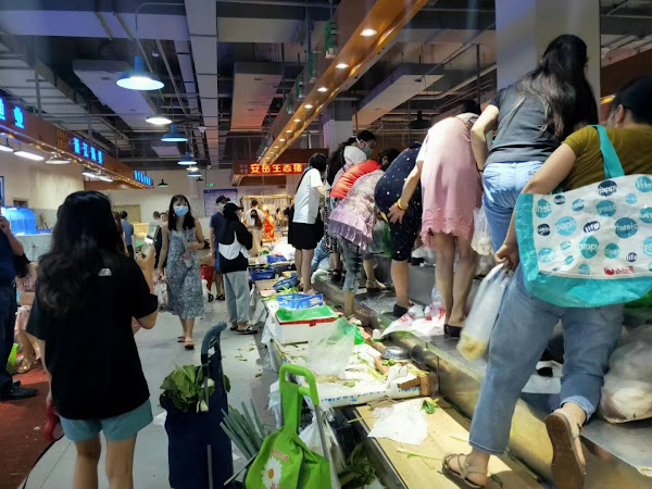 waktu setempat setelah kemunculan wabah baru virus Corona China Lockdown Kota Chengdu Per 1 September Akibat Wabah Baru Covid-19, 16 Juta Orang Panik Memborong Makanan Sampai Ludes