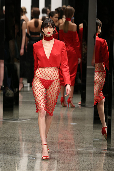 Nhà thiết kế còn tung ra mẫu váy khoe nội y với quần tam giác. 