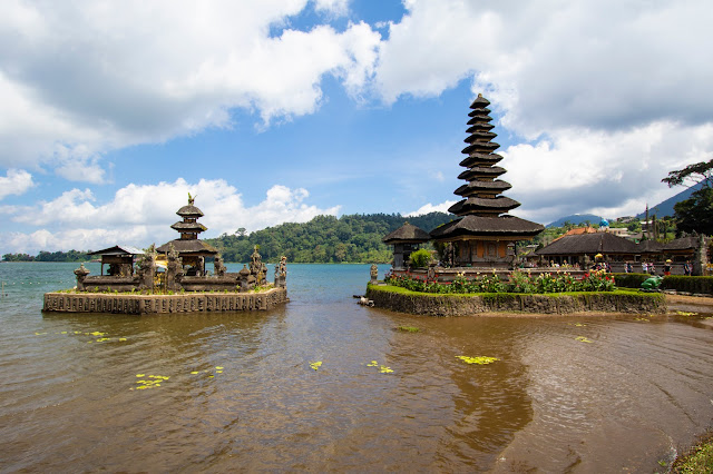 Lago e tempio Danau Bratan-Bali