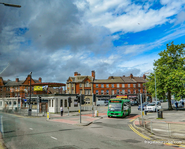 ônibus chegando a Penny Lane em Liverpool