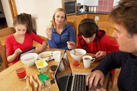 Comer com as telas ligadas destrói a coesão da família