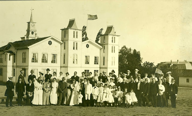  Καλοκαίρι στη Μερζιφούντα. Το προσωπικό μπροστά στο κεντρικό κτίριο του Κολλεγίου. Πίσω διακρίνεται ο πύργος του ρολογιού, 1910