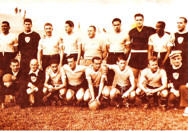 SELECCIÓN DE URUGUAY. Temporada 1949-50. Obdulio Varela, Juan López Fontana (entrenador), Eusebio Tejera, Juan Carlos González, Matías González, Roque Máspoli, Víctor Andrade, Vázquez (staff técnico). Álvarez (staff), Figoli (staff), Alcides Ghiggia, Julio Pérez, Óscar Miguez, Juan Schiaffino, Ernesto Vidal, Juan Kirschberg (masajista). SELECCIÓN DE URUGUAY 2 SELECCIÓN DE ESPAÑA 2. Domingo 09/07/1950, 15:00 horas. IV Copa del Mundo, Brasil 1950, fase final, 2ª fase de grupos, 1ª jornada. Sao Paulo, Brasil, estadio Pacaembú. GOLES: 1-0: 29’, Ghiggia. 1-1: 37’, Basora. 1-2: 39’, Basora. 2-2: 73’, Obdulio Varela.