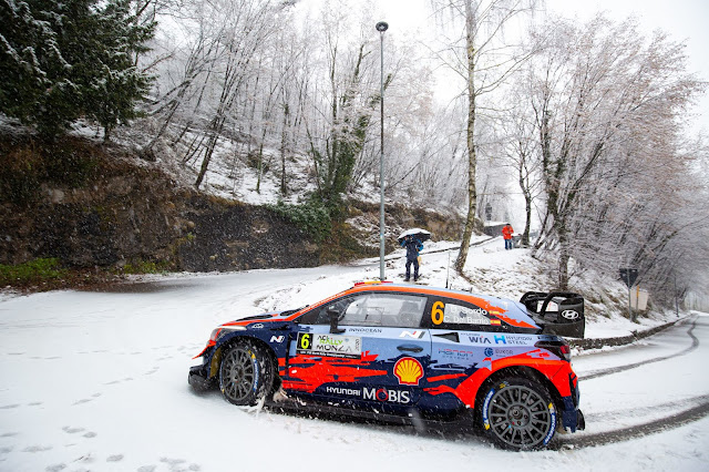 Dani Sordo on a snowy Monza rally stage