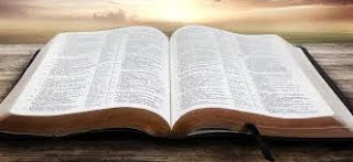 Biblia abierta sobre una mesa. Devocionales cristianos