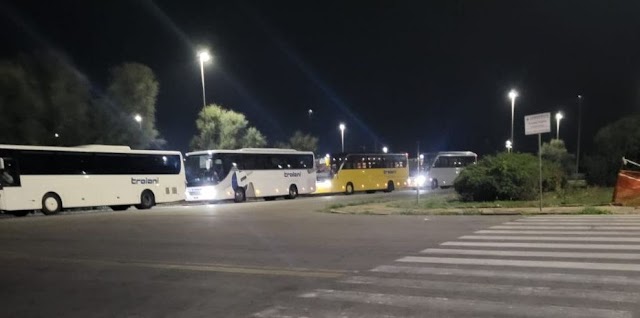 Cosa ci facevano questi bus Gran Turismo questa mattina fermi da prima delle 5, davanti alla stazione di Colombo, capolinea della ferrovia Roma-Lido? 
