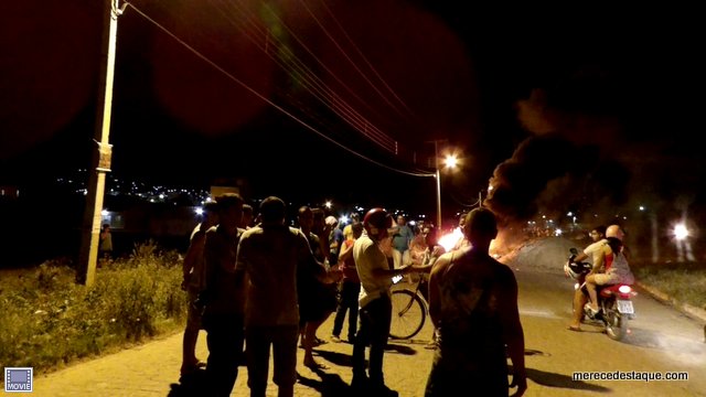 Em protesto, população fecha via de acesso ao Bairro Santo Agostinho, em Santa Cruz do Capibaribe