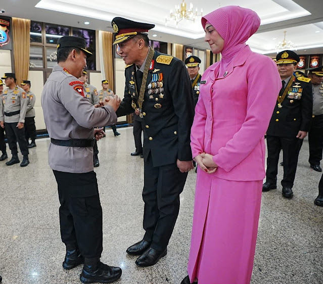 Kapolri Sematkan Tanda Kehormatan Bintang Bhayangkara Pratama ke 22 Pati Polri