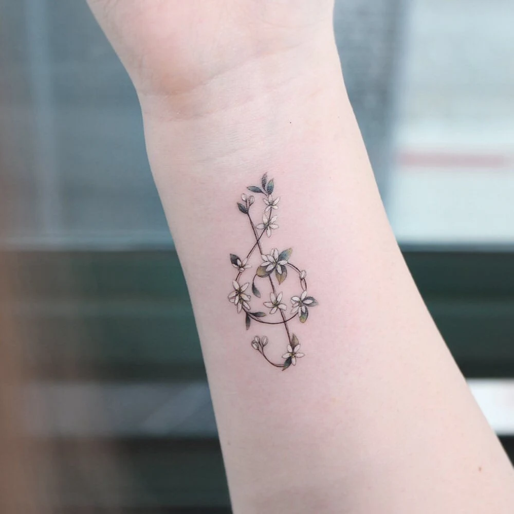 Vemos un tatuaje de línea fina elegante