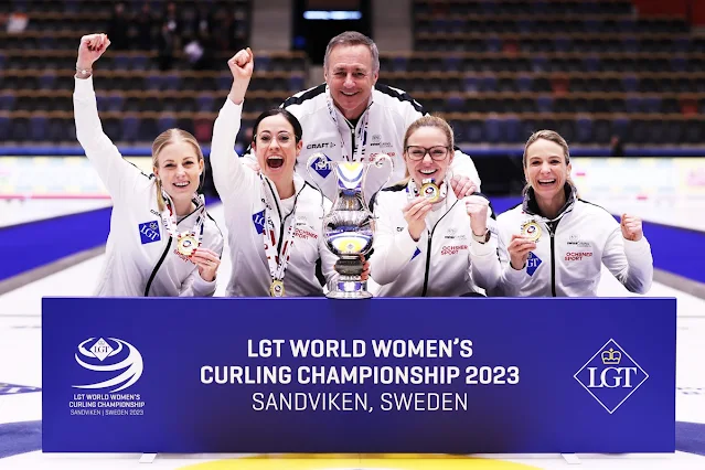 Equipe suíça vibra com o troféu do Mundial de Curling feminino