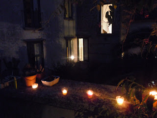 scorcio notturno del cortile e delle finestre di casa