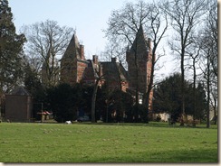 Lijsem (Lincent): het kasteel (gebouwd in 1905; neogotisch)