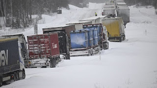 Des camions dans la neige