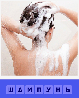  в душе женщина моется шампунем, намыливая свою голову