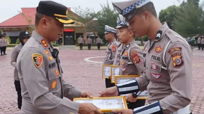 Kapolres Aceh Timur Beri Penghargaan Ke Empat Anggotanya 