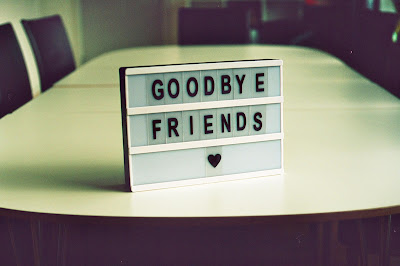 Mesa de reuniones con un cartel que dice "Goodbye friends"