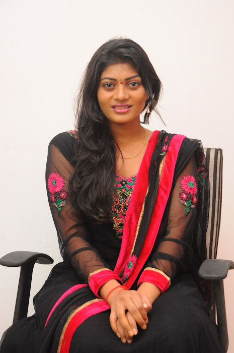 sowmya actress pics