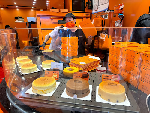 KUMO KUMO Cheese Uniwalk 壹方城店 [Shenzhen, CHINA] - Best bakery popular souvenir amazing signature half-baked cheesecakes (半熟芝士蛋糕) Basque cheesecakes