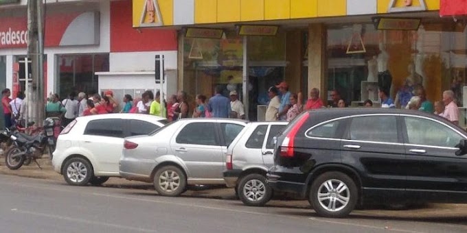 Idosos se aglomeram frente a bancos para receberem benefícios, em Ji-Paraná