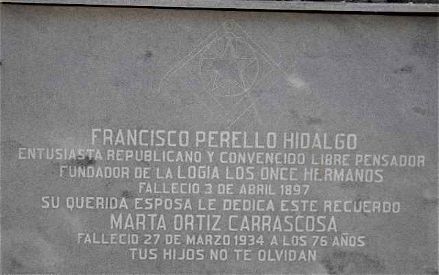 Lápida funeraria de Francisco Perelló Hidalgo, con símbolos claramente masónicos en la parte superior.