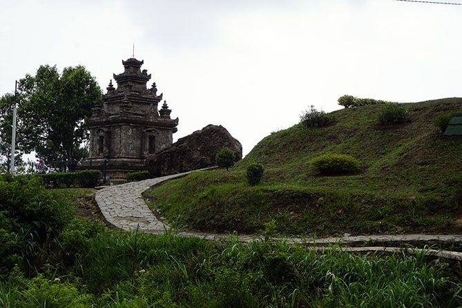 Jalan cor menuju Candi Gedong II