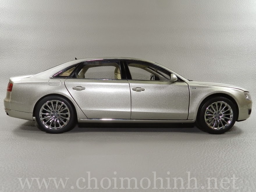 Audi A8 L W12 1:18 Kyosho side