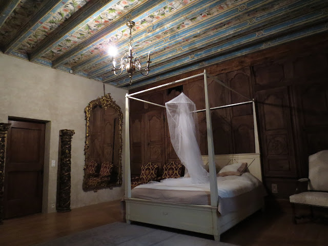 Plafond peint de rinceaux fleuris sur un fond d'imitation de planches patinées vieillies - Style Renaissance