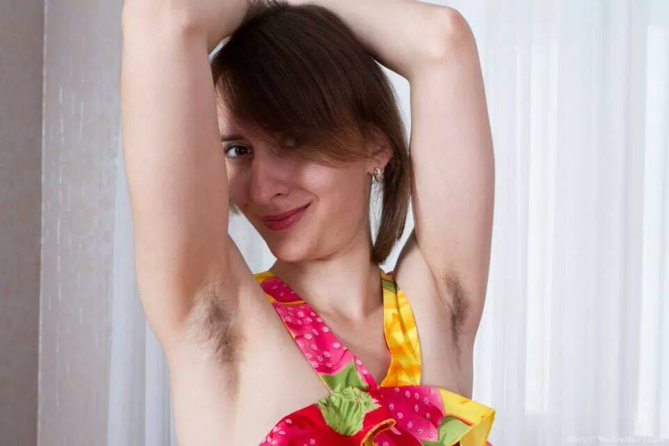 Foto syur wanita dengan bikini pamerin ketiak berbulu