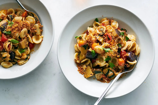 Inspirada en el pangrattato, una guarnición clásica italiana, esta pasta para la noche de hoy está cubierta con migas de pan de anchoa ricas en umami. Crédito de David Malosh para The New York Times. Estilista de alimentos: Simon Andrews.