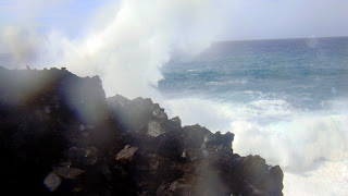 El Mar batiendo contra la lava