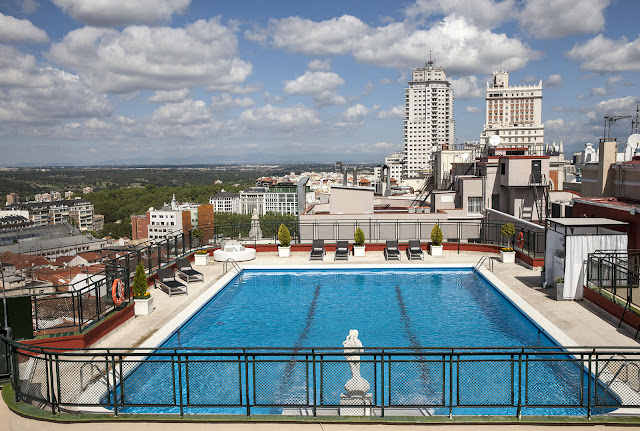 Piscinas con encanto. [6 azoteas donde disfrutar el skyline de Madrid]