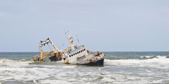 Kapal Tenggelam Di Sungai Mahakam