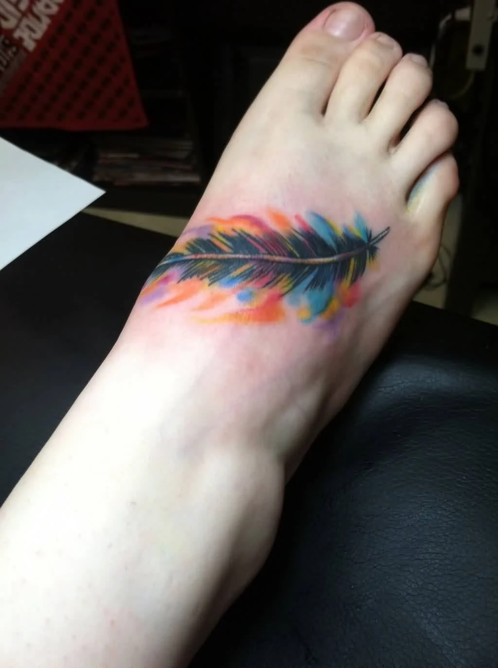 tatuajes de plumas en el pie para mujeres