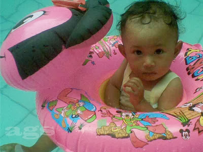 bayi berenang