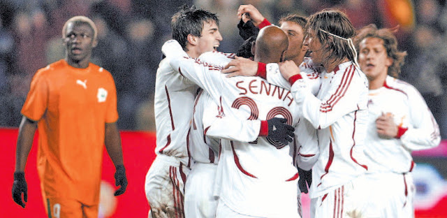 Los jugadores de la Selección festejan el gol de Reyes. SELECCIÓN DE ESPAÑA 3 SELECCIÓN DE COSTA DE MARFIL 2. Miercoles, 01/03/2006, 22:00 horas. Partido internacional amistoso. Valladolid, España, estadio José Zorrilla: 20.249 espectadores. Árbitro: Pasquale Rodomonti (Italia); asistentes: Consolo y D’Agostini (Italia). GOLES: 0-1: 12’, Kader Keita. 1-1: 22’, David Villa. 1-2: Bonaventure Kalou. 2-2: 72’, Reyes. 3-2: 85’, Juanito.