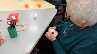 Usuàries d'Aviparc preparant la manualitat per Tots Sants