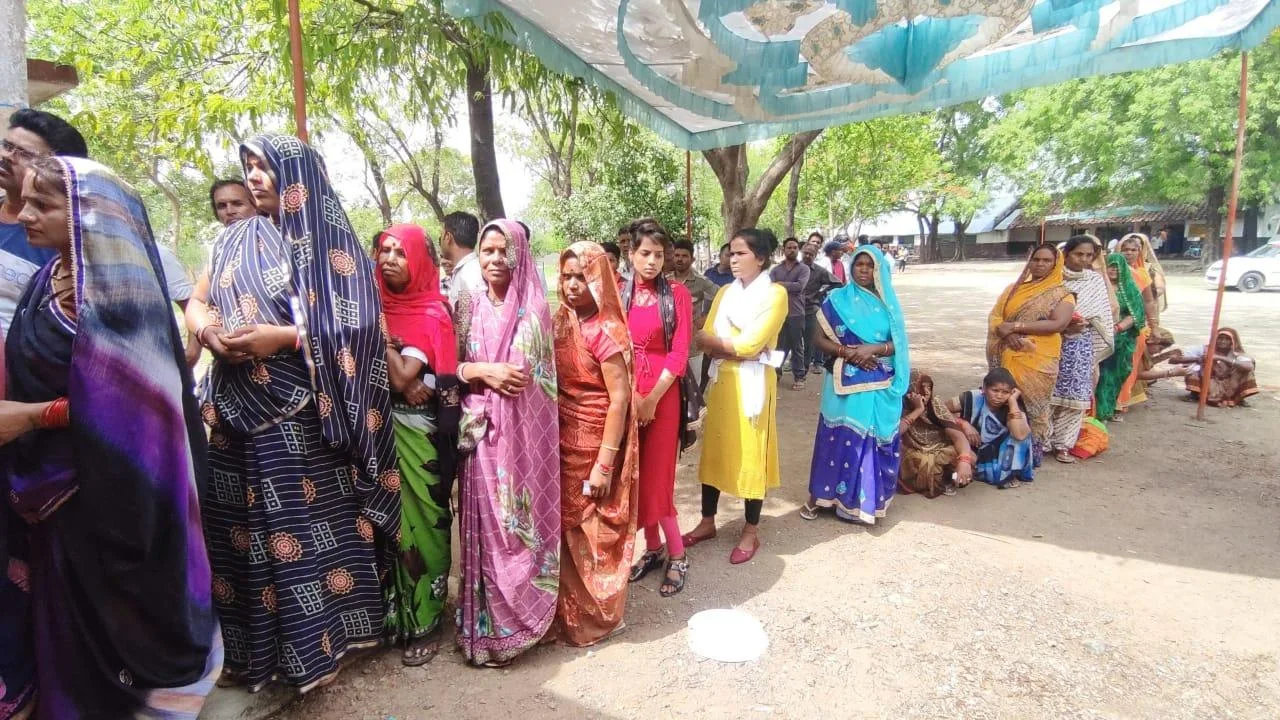 Election Updates-सागर जिले में पहले चरण में  महिलाओं-पुरुषों ने बराबरी से  मतदान किया