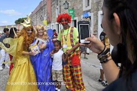 Una niña se toma una foto con hadas y payaso en el Pabellón de Ecuador, durante su visita a la XXIII Feria Internacional del Libro Cuba 2014, en su sede principal, la Fortaleza San Carlos de la Cabaña, en La Habana, el 16 de febrero de 2014. 