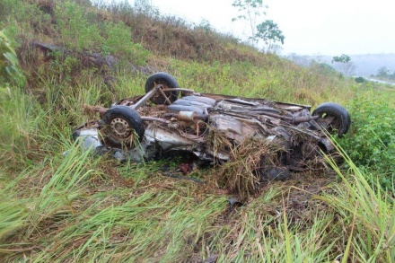 Motorista de carro morre após bater de frente com caminhão na BR-101