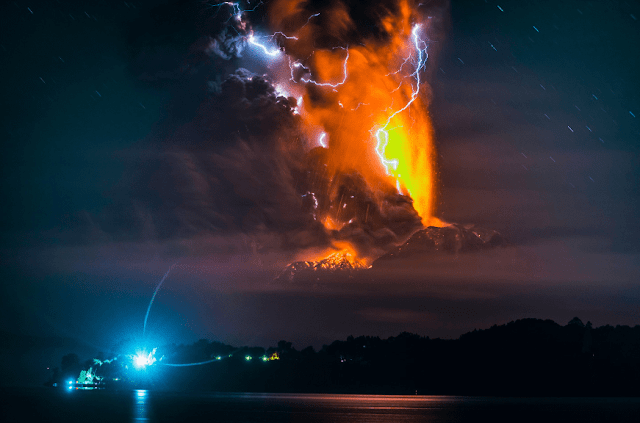 fotografías-tormentas-eléctricas-junto-a-erupciones-volcánicas-Francisco-Negroni
