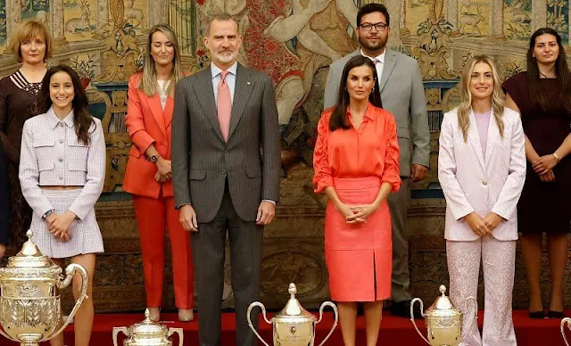 Hugo Boss Setora leather skirt. Queen Letizia wore a pink regular-fit stretch silk blouse with gathered sleeves by Hugo Boss