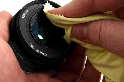 Bersihkan lensa dengan kain lap microfiber untuk menghindari goresan